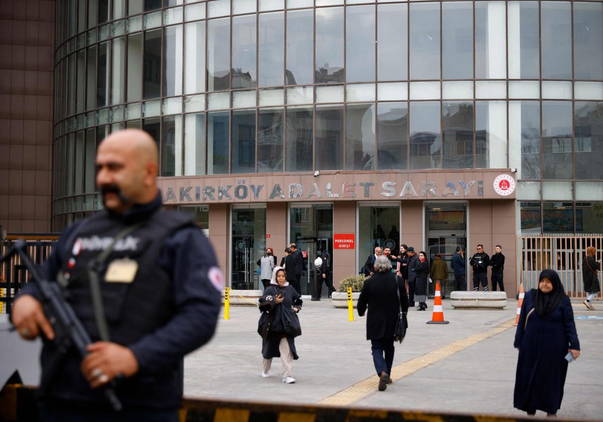 Un miembro de seguridad monta guardia frente al tribunal de Bakirkoy, en la jornada inaugural del juicio por tráfico de bandas recién nacido en Turquía, en Estambul