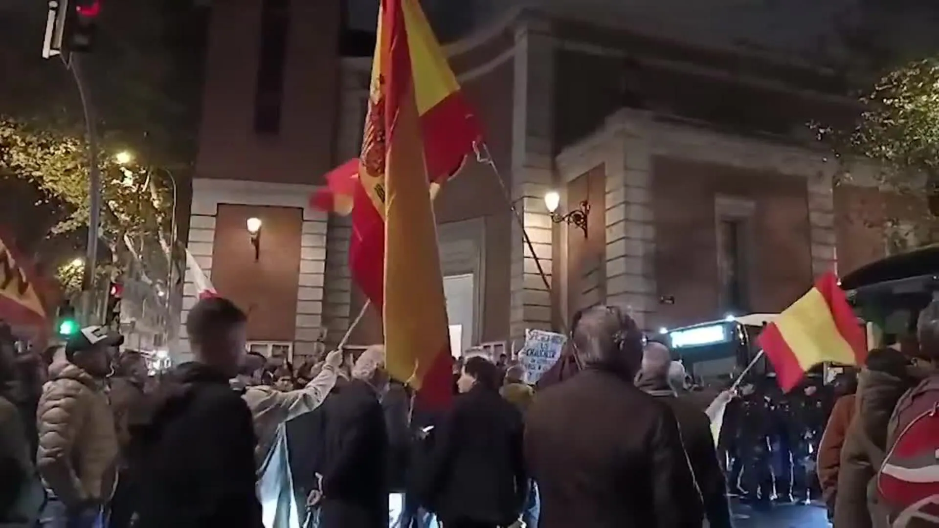 Cientos de manifestantes protestan en la calle Ferraz para pedir la dimisión de Sánchez