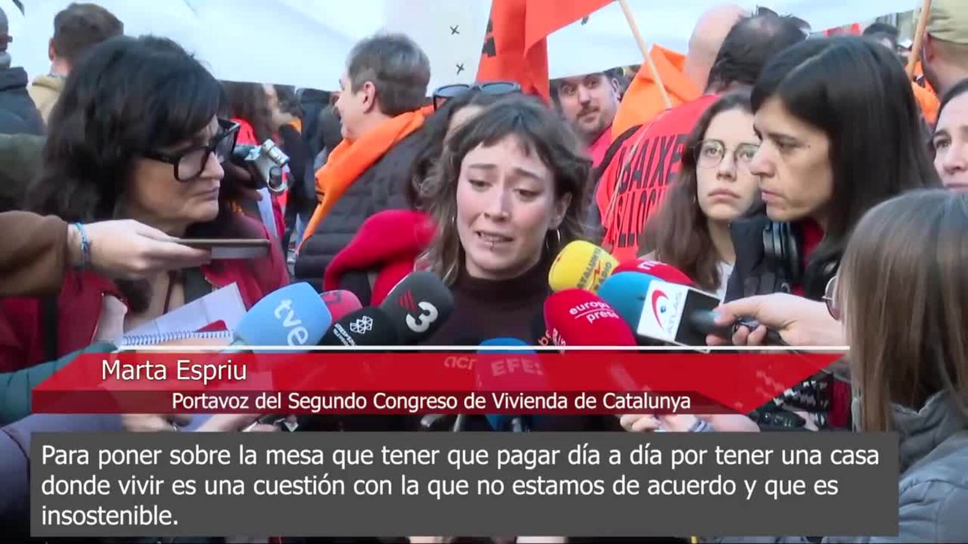 Miles de personas protestan en Barcelona para exigir la bajada de los ...