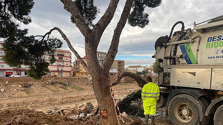 Valencia lucha contrarreloj por desatascar el lodo en 800 kilómetros de desagüe