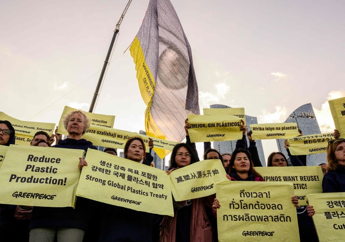 Pancartas de activistas de Greenpeace frente a la sede donde se está debatiendo el Tratado Global sobre Plásticos de la ONU