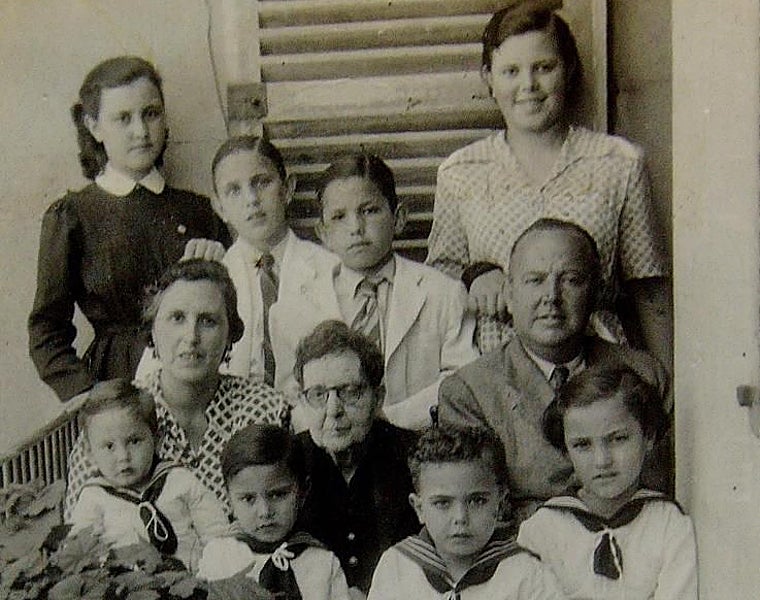 Catalina Feliu Amengual junto a su familia