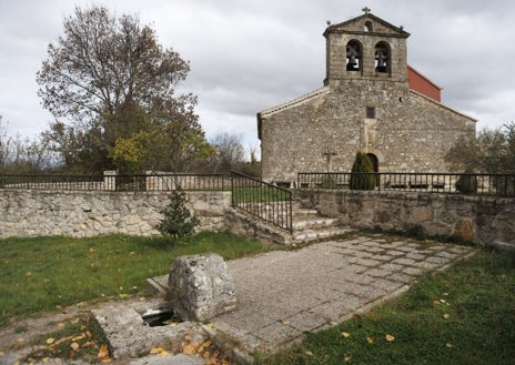 Imagen secundaria 1 - Arriba, Mariano, de Ventosilla y Tejadilla con su tractor al fondo. A la izquierda, la iglesia de Ventosilla. A la derecha, niños jugando en Hontanares de Eresma.