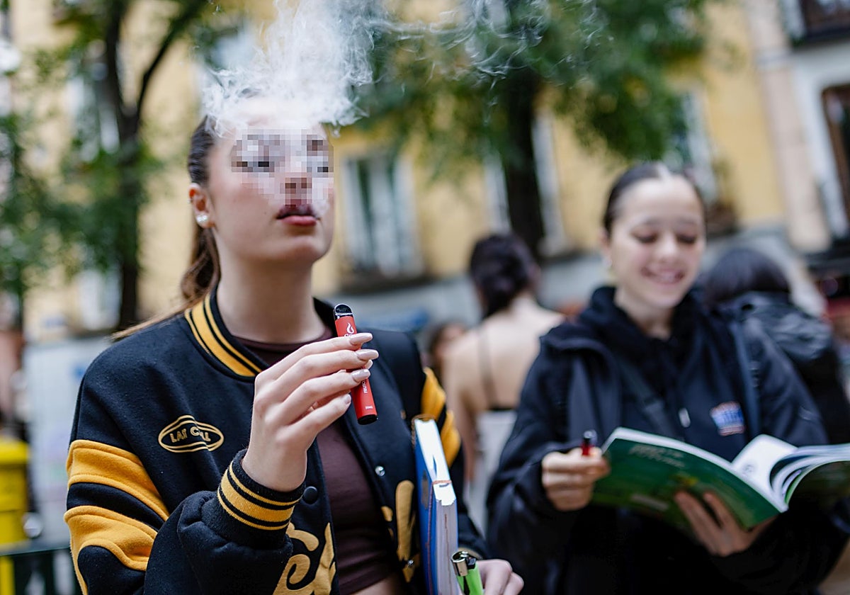 Una joven vapea en Madrid