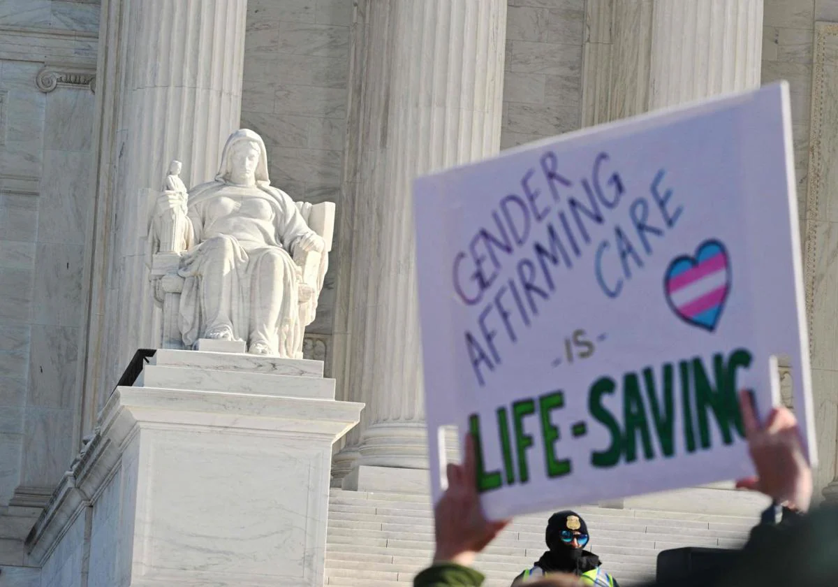 Una pancarta ante el Tribunal Supremo de Estados Unidos durante el debate sobre si se pueden prohibir determinados tratamientos médicos de transición de género para los jóvenes