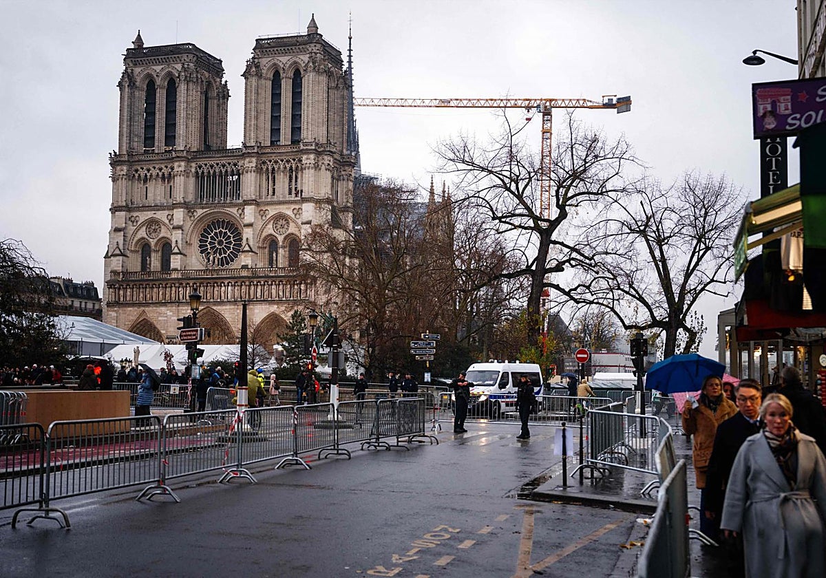 Notre-Dame, protegida por agentes, días antes de su solemne reapertura