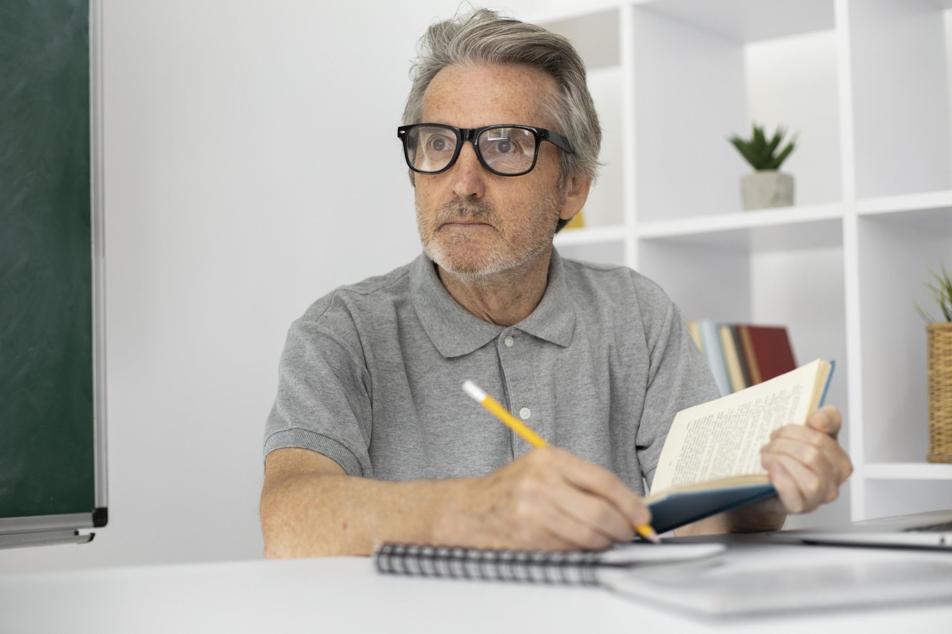 Un señor mayor estudiando