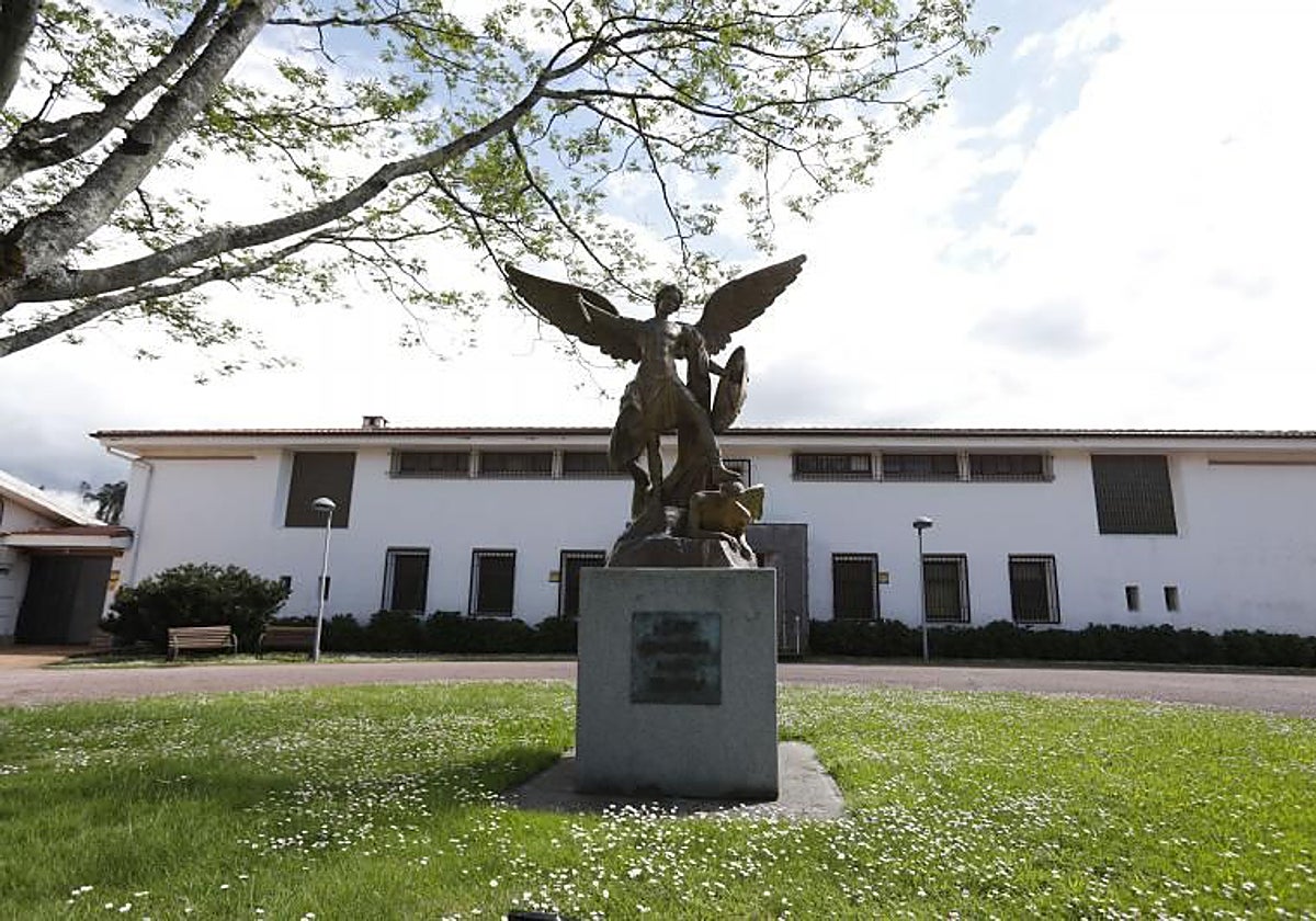 El monasterio de Derio, presidido por una imagen del arcángel san Miguel expulsando al Demonio de los cielos