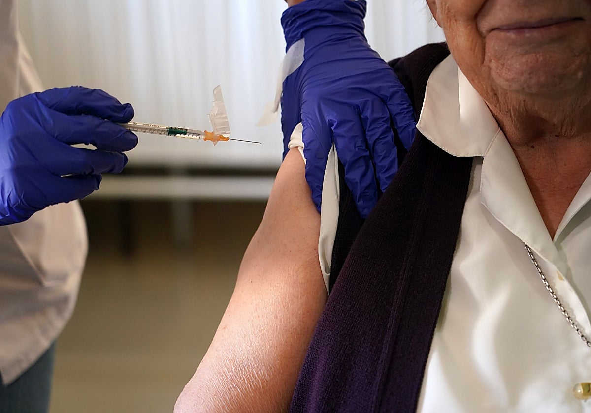 Una mujer se vacuna contra la gripe