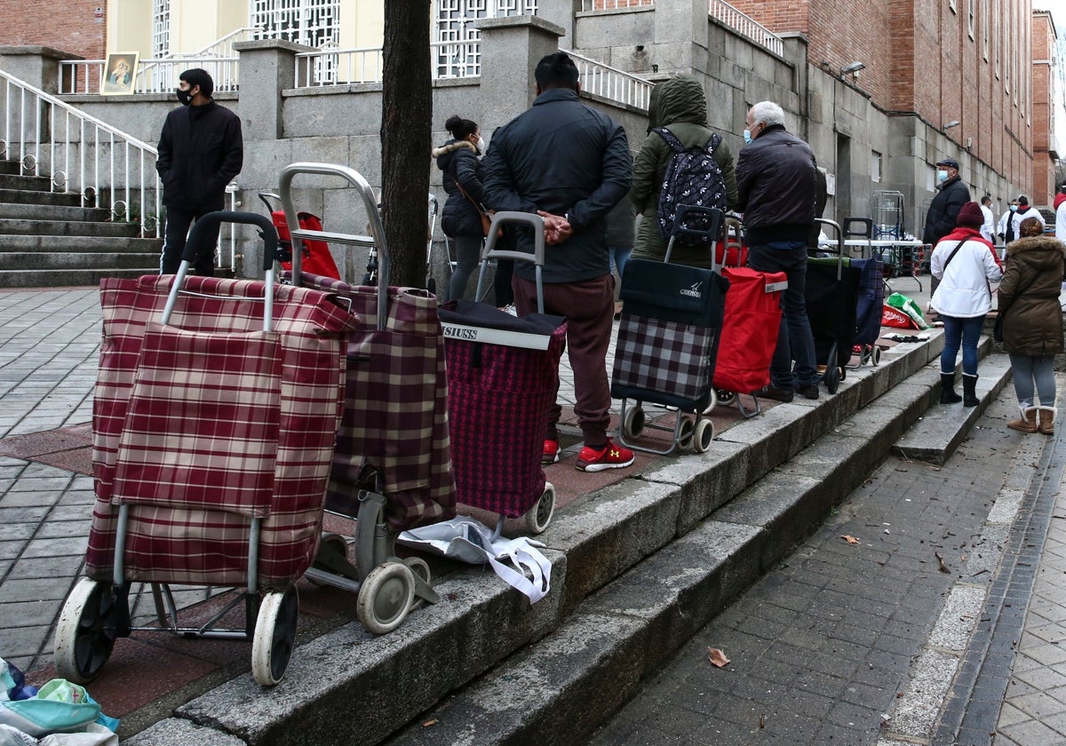 Las colas del hambre siguen presentes en la plaza de San Amaro de Madrid