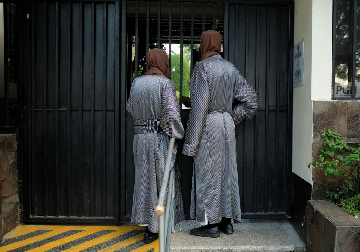 Miembros de la comunidad judía Lev Tahor permanecen frente a las instalaciones de la Fiscalía General de Guatemala