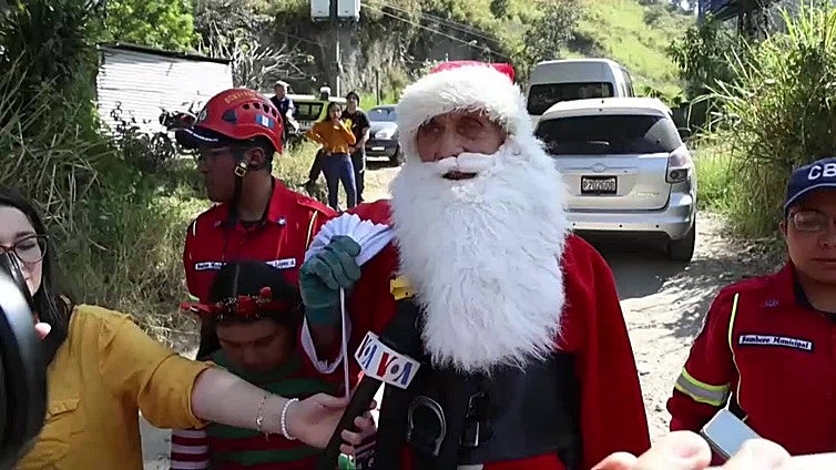 El Santa Claus de Guatemala cumple su cita anual de acrobacias y regalos