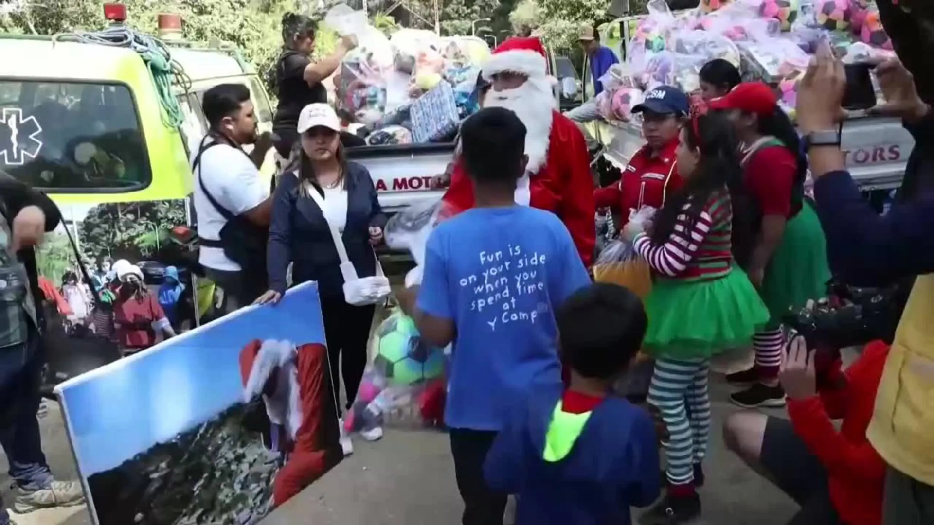 El Santa Claus de Guatemala no falla en su cita anual de acrobacias y  regalos