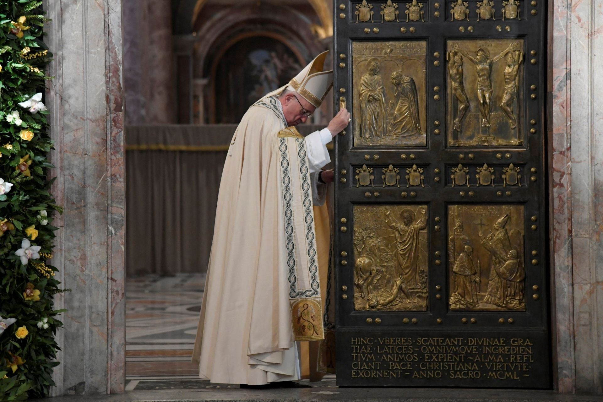 El Papa Francisco cerrando la puerta santa en 2016