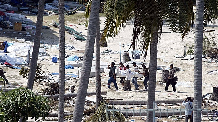 Las playas de Tailandia, como las de la paradisíaca isla de Phi Phi, se llenaron de cadáveres, la mayoría turistas extranjeros