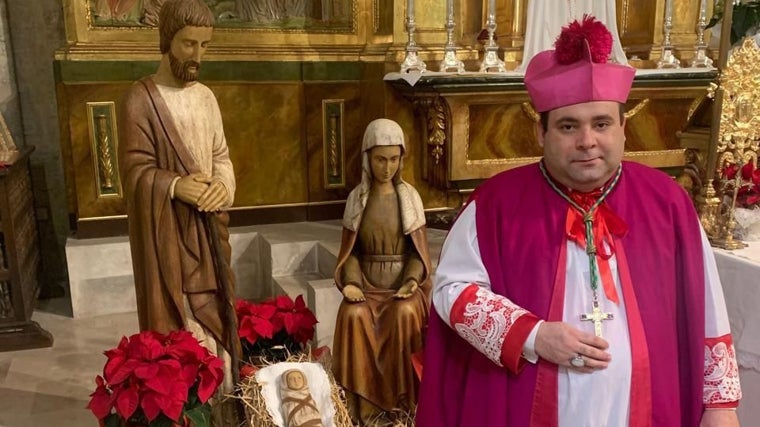 Da Silva ante el estilizado belén instalado esta Navidad en la capilla del monasterio de Belorado