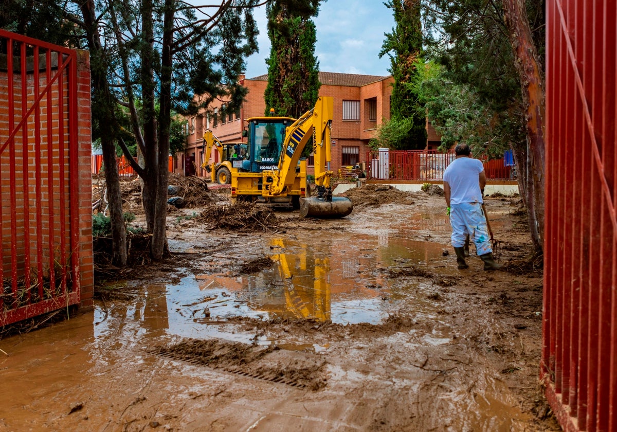 Un colegio público destrozado por el temporal que trajo la dana en octubre