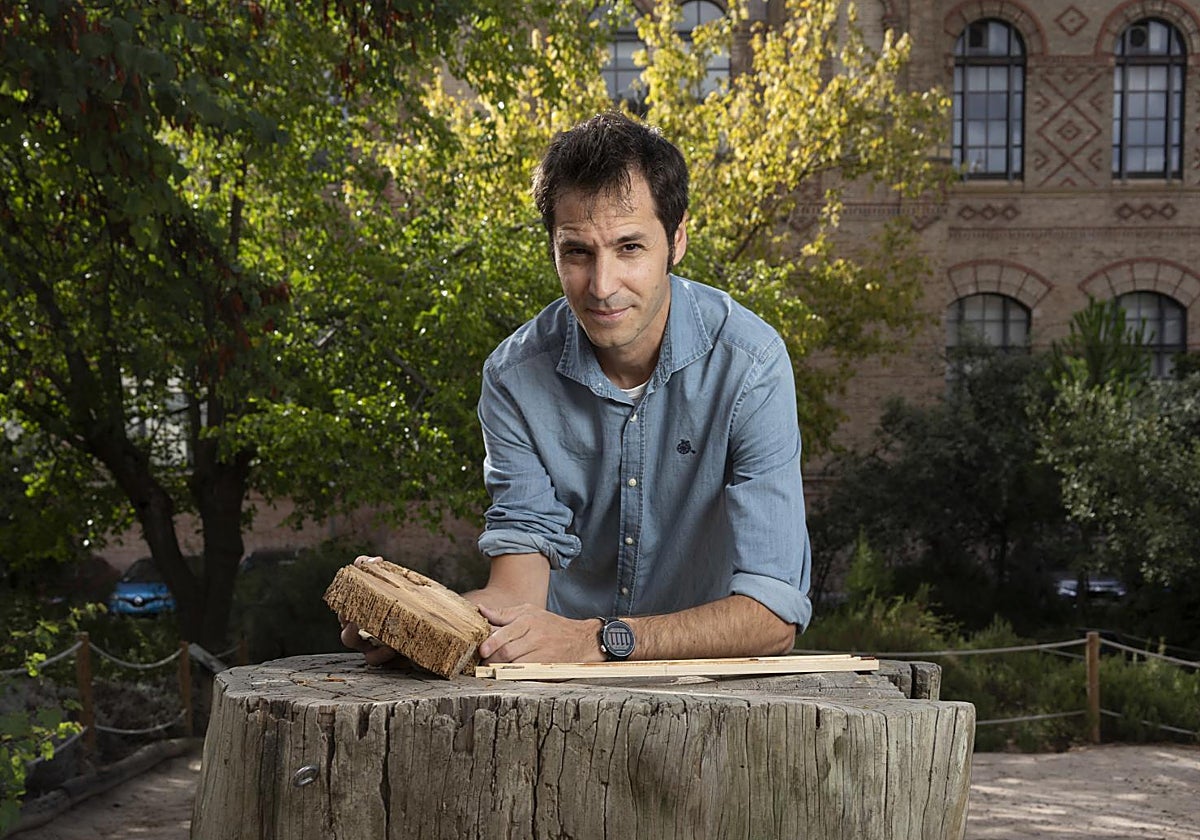 El investigador Ernesto Tejedor, con muestras de maderas antiguas