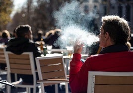 Milán prohíbe fumar tabaco en lugares públicos al aire libre