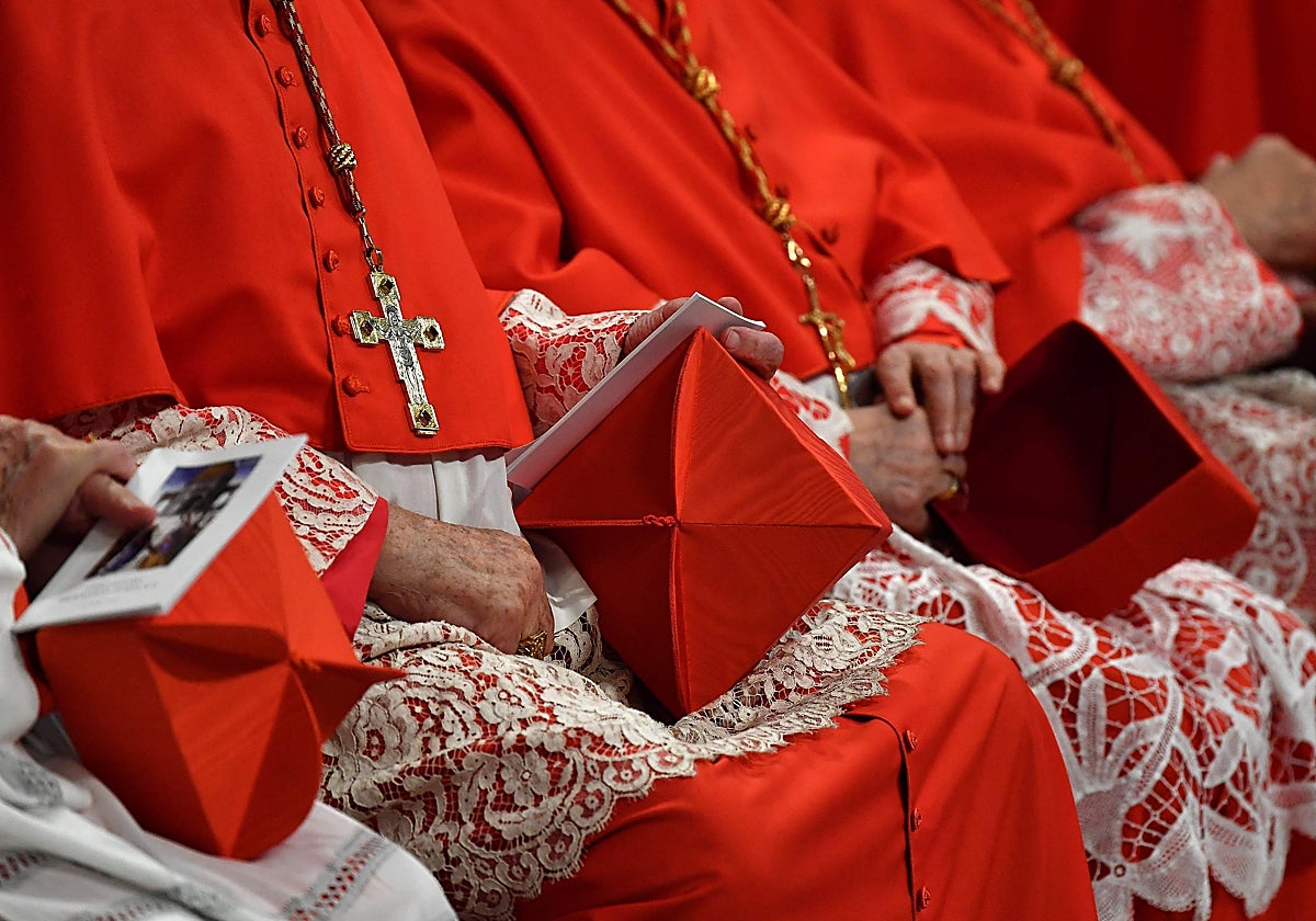 Los cardenales sostienen su Biretta, gorro cuadrado de berretta, sobre la rodilla