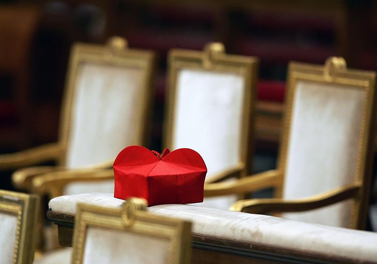 En El Vaticano, el color de luto es el rojo. En la imagen, una birreta que vistió un cardenal en el funeral de Juan Pablo II