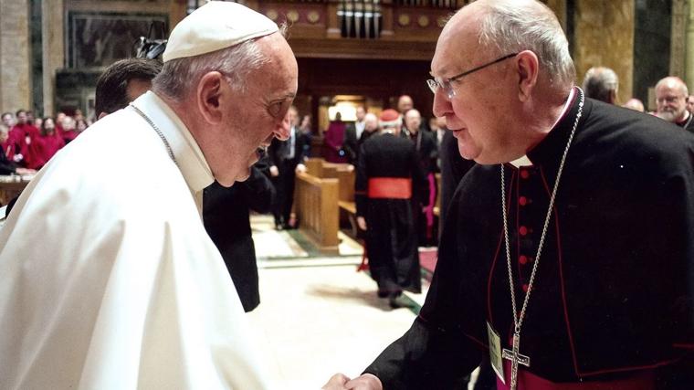 El cardenal camarlengo, Kevin Farrell