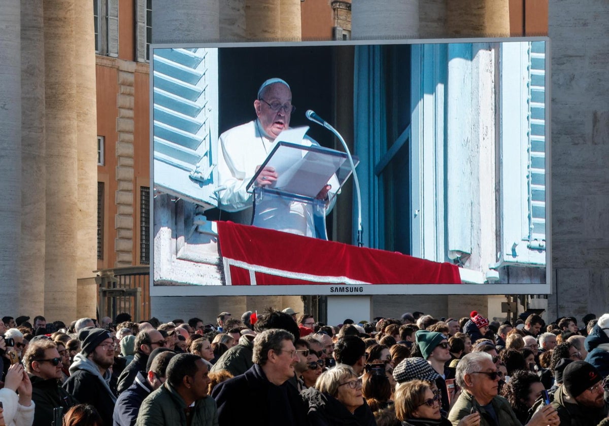 Fieles, en San Pedro, escuchan las palabras del Papa