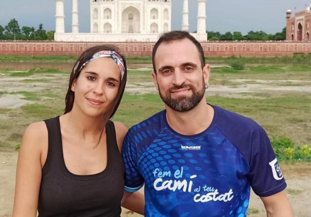 Mercè Molas junto a su pareja Eric Soler, en la foto que se hicieron en el Taj Mahal unos días antes de desaparecer en Nepal