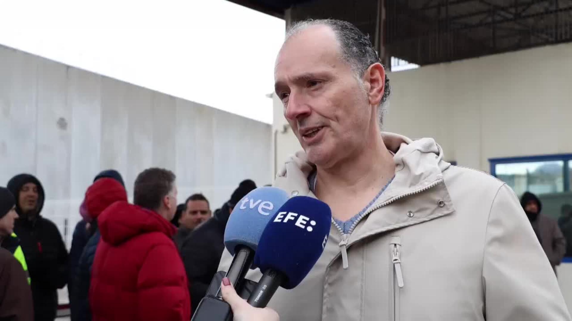 El 90 % de la plantilla secunda la huelga en la fábrica cántabra de ...
