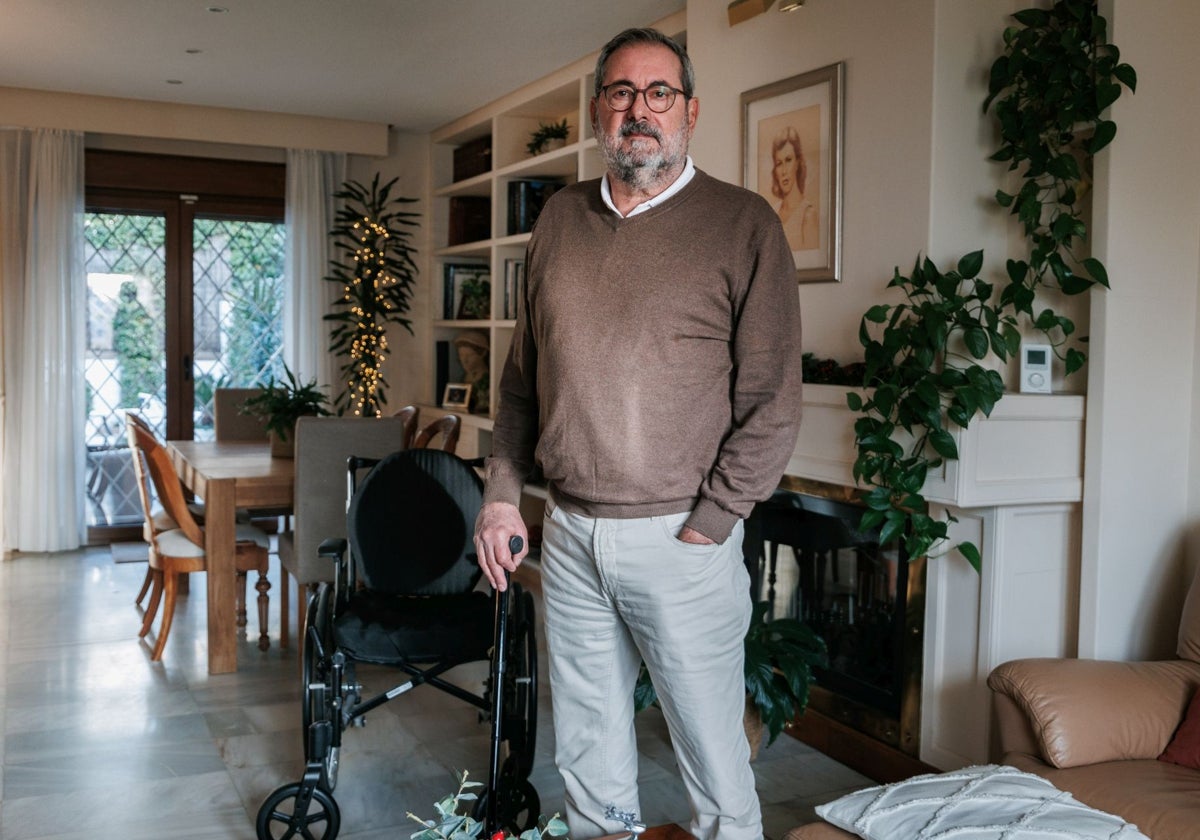 Hernán Cortes Soria, en su casa, apoyado sobre su bastón