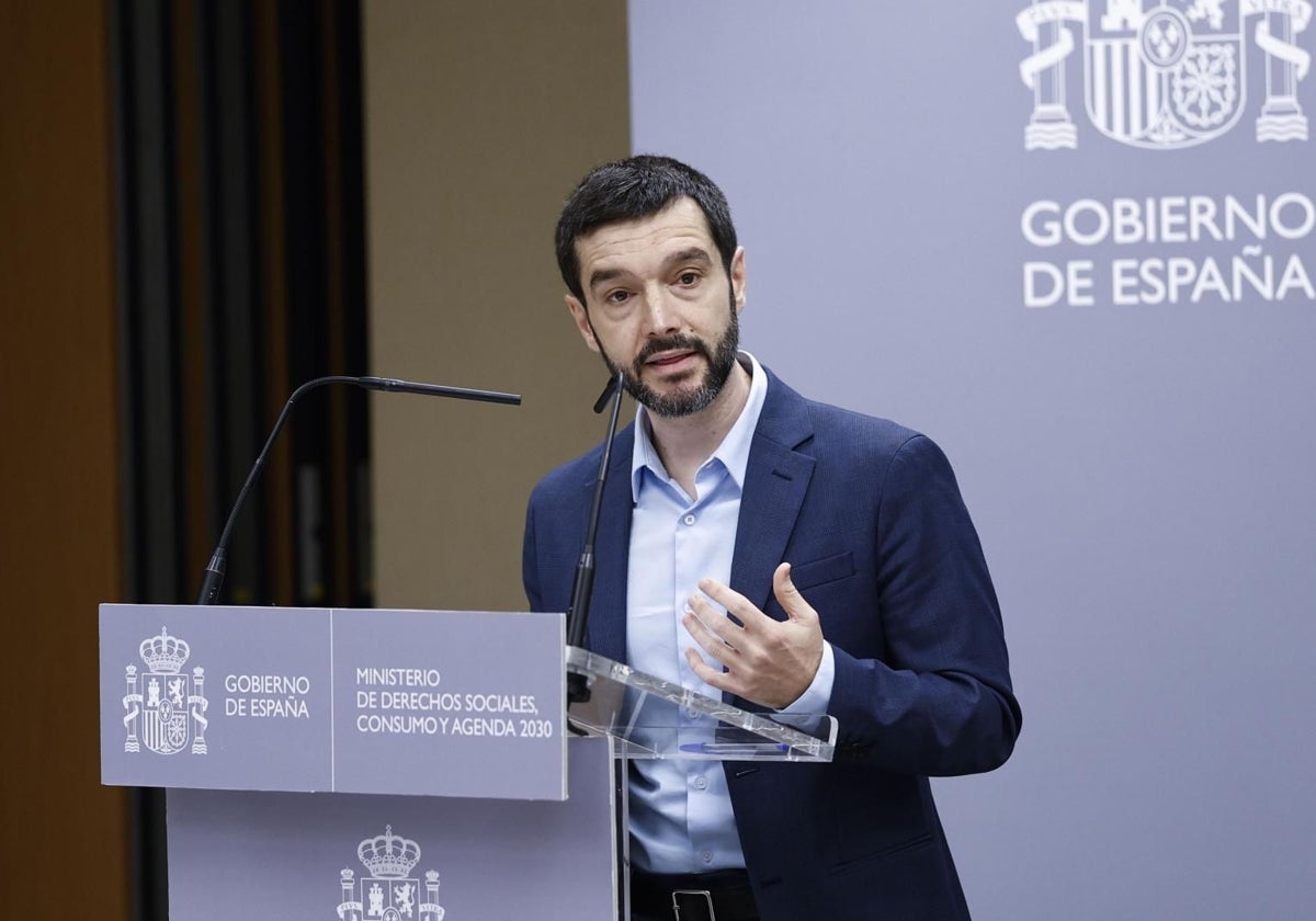 El ministro Pablo Bustinduy en un momento de su presentación de la nueva Estrategia contra la pobreza