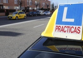 La CNMC propone que se pueda aprender a conducir con tutores no profesionales fuera de la autoescuela