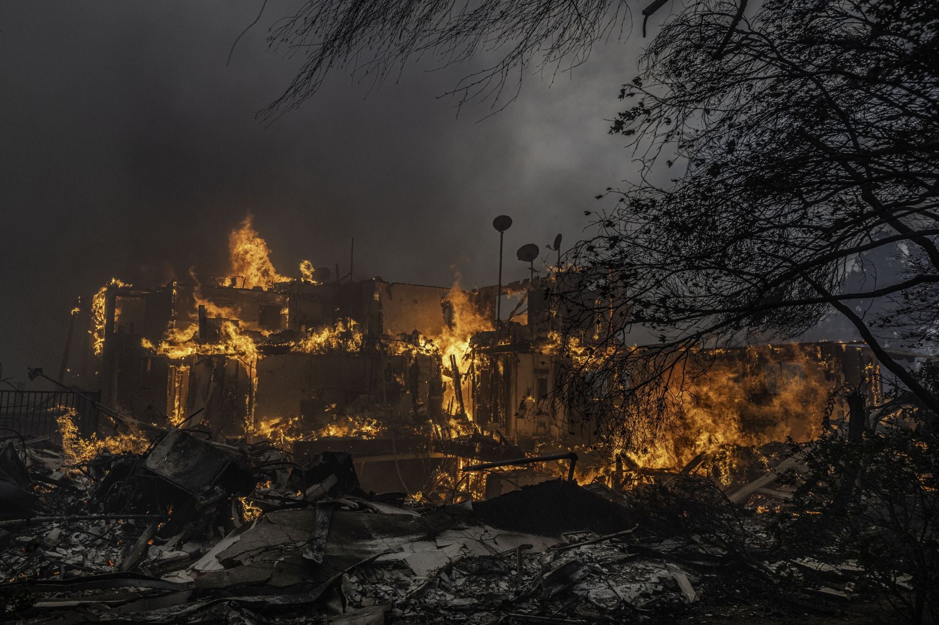 Las imágenes del devastador incendio de Los Ángeles