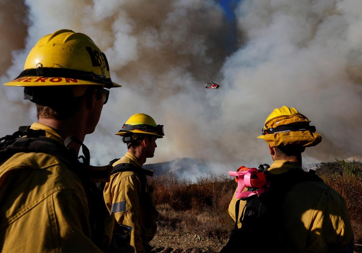 Bomberos en las labores de extinción de Los Ángeles