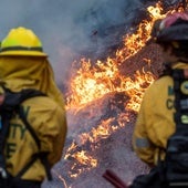 Los bomberos de Los Ángeles, al límite: el viento les complica aún más y la cifra de muertos llega a 16