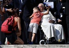 El Papa dará un bonus mensual de 300 euros a empleados del Vaticano que tengan familia numerosa