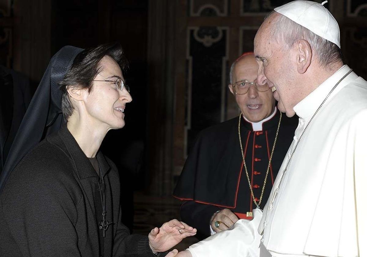 Raffaella Petrini junto al Papa Francisco en una imagen de archivo