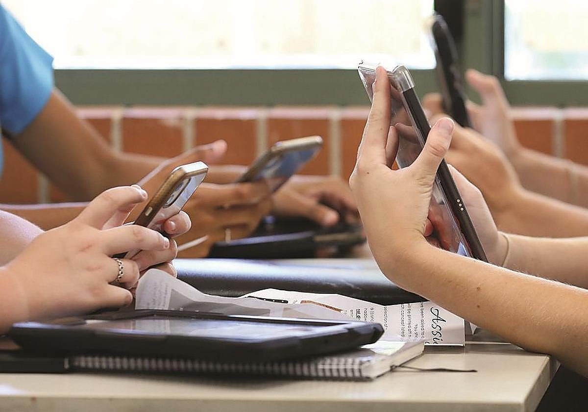 Nueva York pretende prohibir los móviles en las escuelas el próximo curso