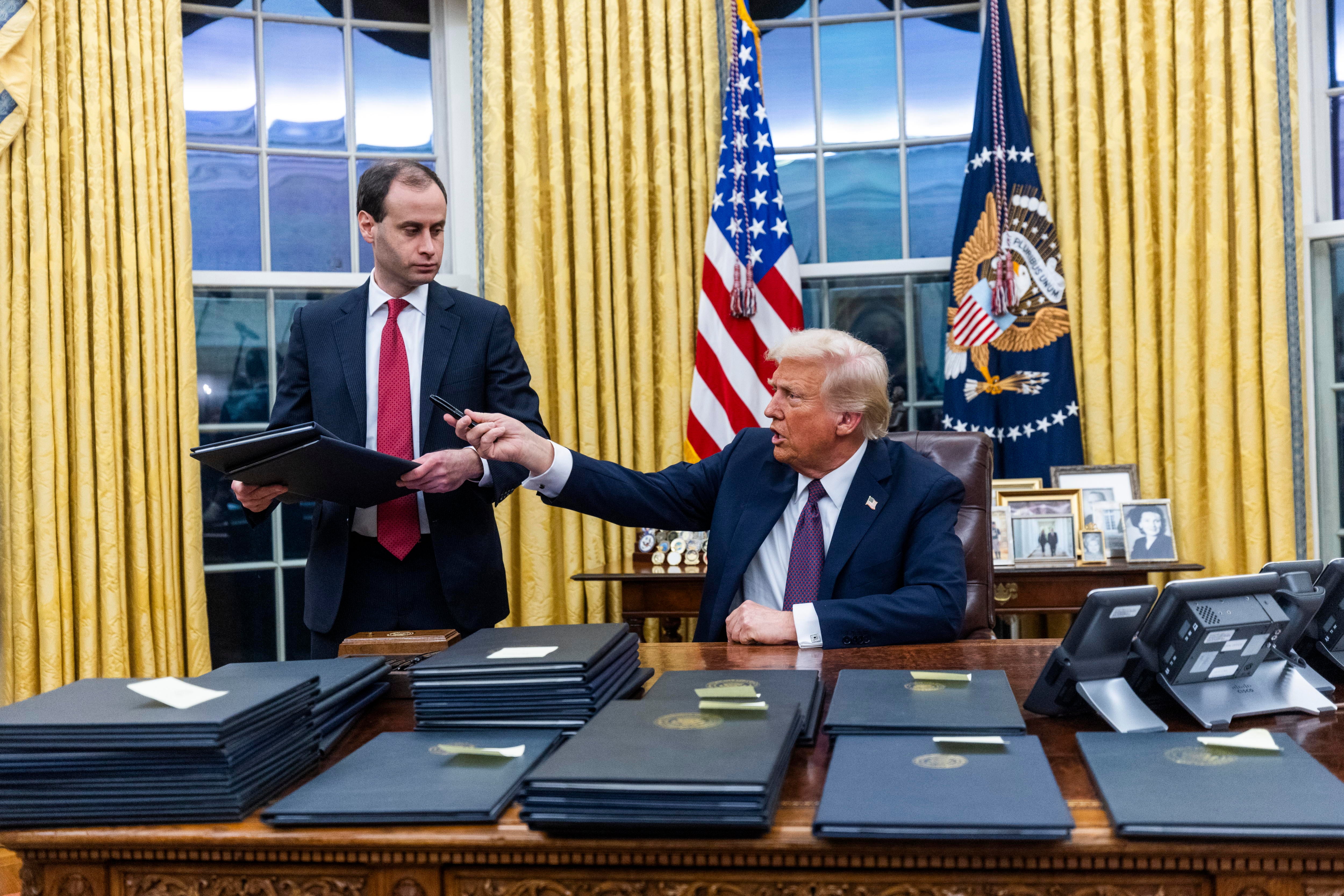 El presidente de Estados Unidos firma en el Despacho Oval numerosos decretos