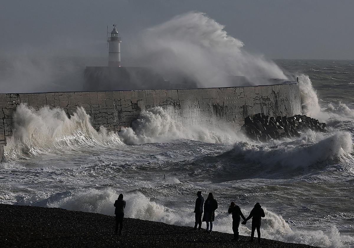Última hora de la Borrasca Herminia, en directo: incidencias por lluvias y fuertes vientos en Galicia, Madrid y resto de España, cortes de tráfico y trenes y vuelos cancelados por el temporal hoy