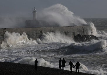 Última hora de la Borrasca Herminia, en directo: número de muertos, lluvias y fuertes vientos en Galicia, Madrid y resto de España, cortes de tráfico, trenes y vuelos cancelados por el temporal hoy