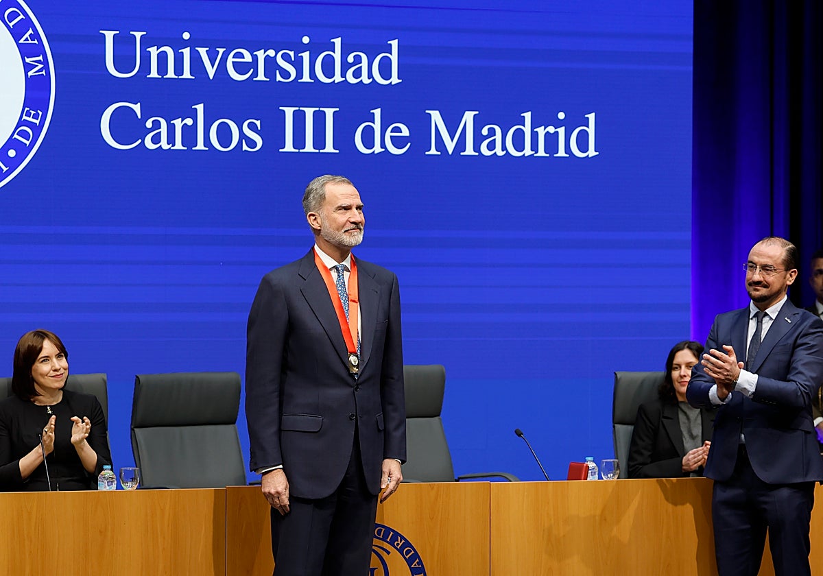 El Rey recibe la medalla de honor de la Universidad Carlos III: «Nunca ...