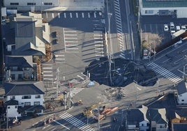 Rescate a contrarreloj en Japón: un conductor permanece atrapado en un socavón en Tokyo durante dos días