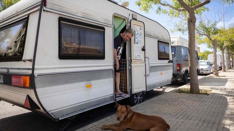 Palma quiere acabar con las viviendas caravana: «Me gustaría vivir en una casa de ladrillo pero ni con dos sueldos puedo alquilarla»