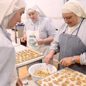 Las exmonjas de Belorado, cocinando unos dulces