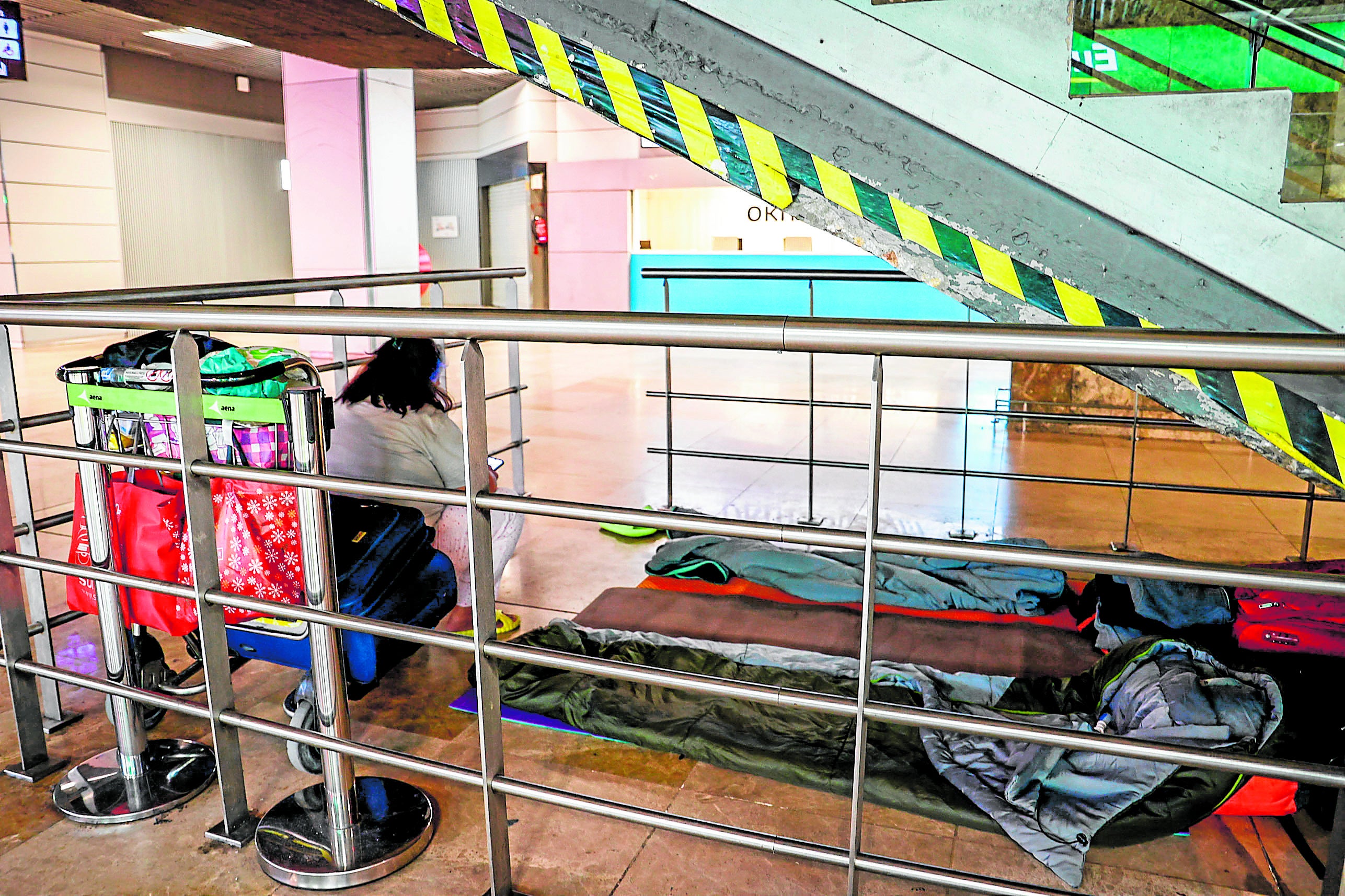 Imagen secundaria 1 - Paz no quiere revelar su nombre porque nadie sabe dónde está. Unas 300 personas sin un hogar, como el rumano Florie, de 56 años, viven bajo este techo de la capital