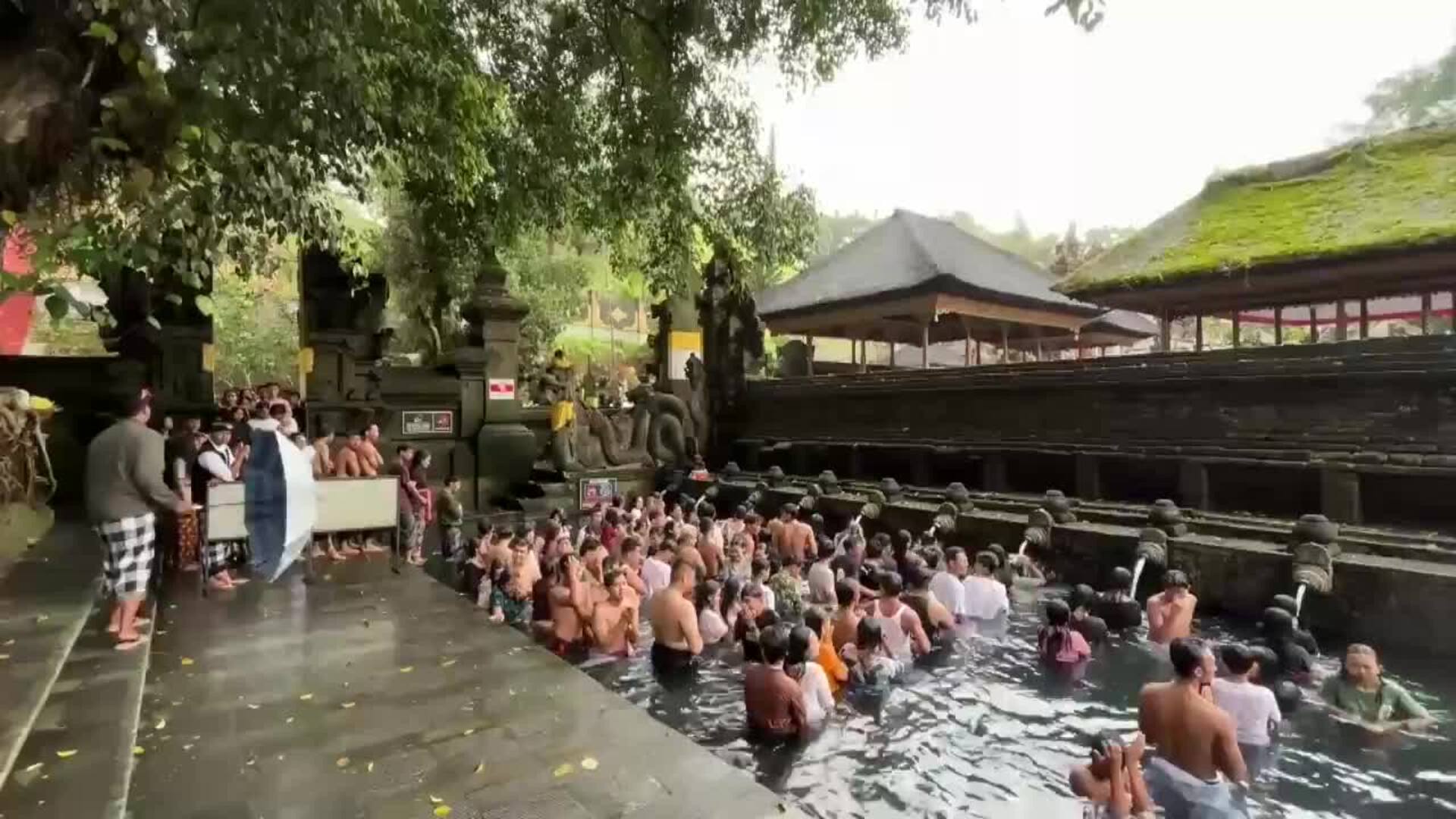 Hindúes se bañan en aguas sagradas durante el ritual Banyu Pinaruh en Bali