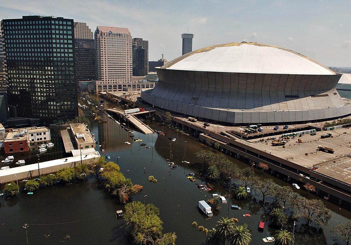 Las aguas de la inundación rodean el Superdome en Nueva Orleans, Luisiana, el martes 6 de septiembre de 2005