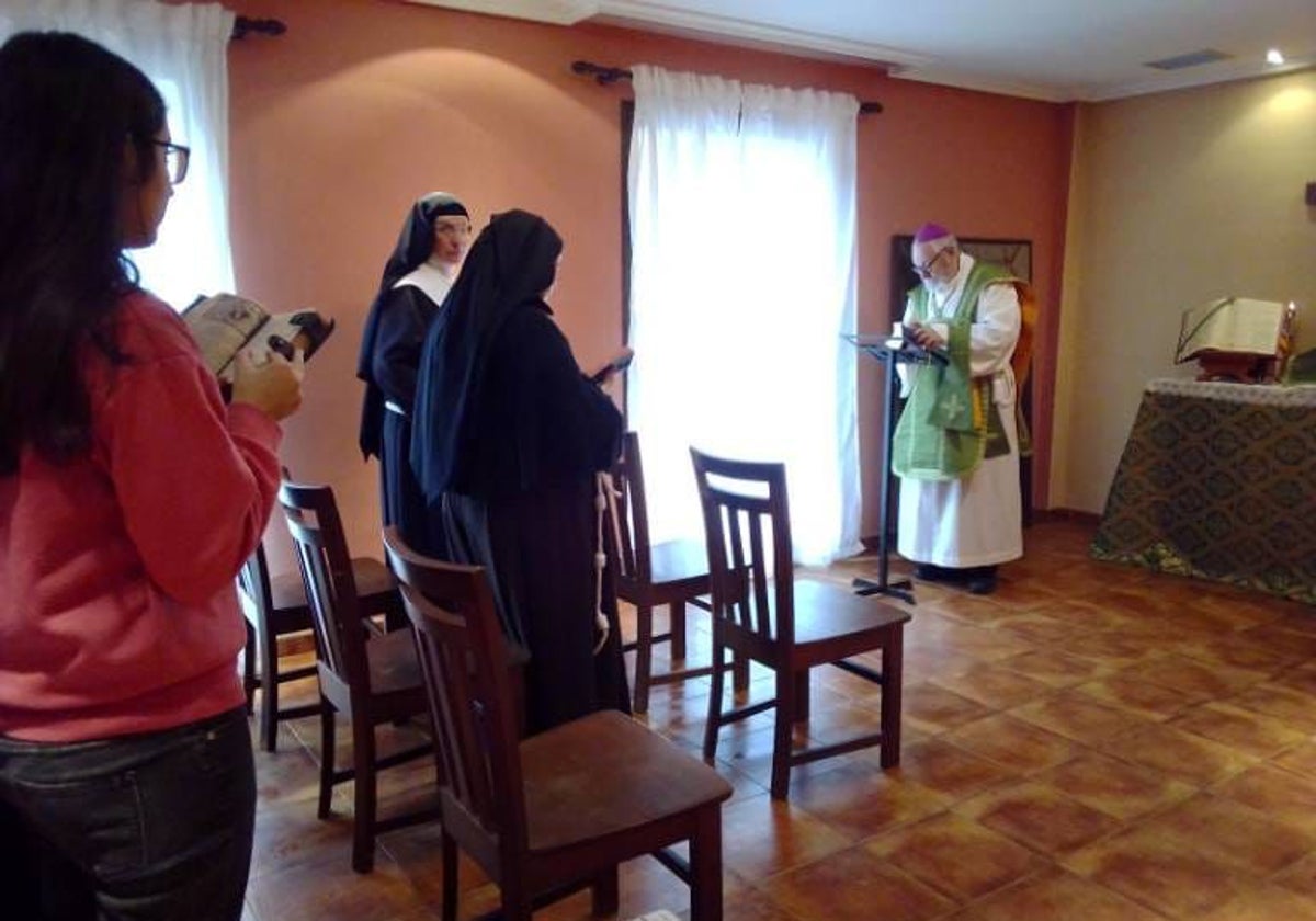 Rafael Cloquell celebra una eucaristía en el «restaurante de clausura» de las exmonjas en Arriondas