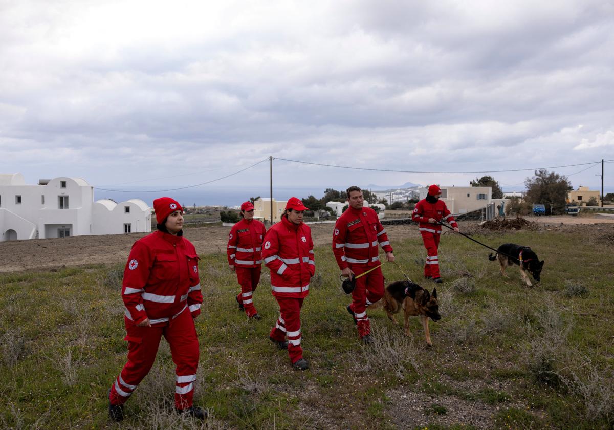 Rescatistas de la Cruz Roja en Santorini